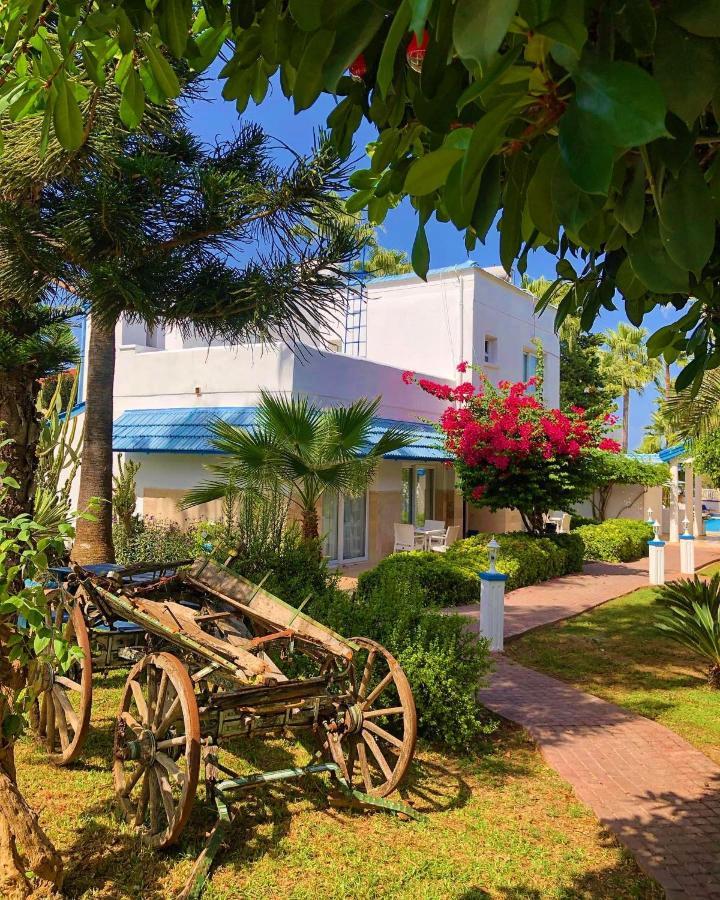 Hotel Pine Bay Club & Cakistes Breakfast Restaurant Next To Popular Kervansaray Beach (Adults Only) Kerýnia Eksteriør bilde